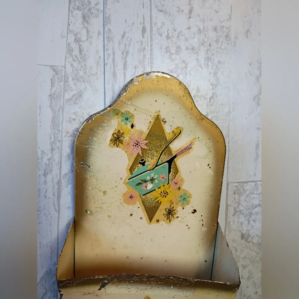 Vintage 1959’s/60’s wall mount mail organizer flower decor